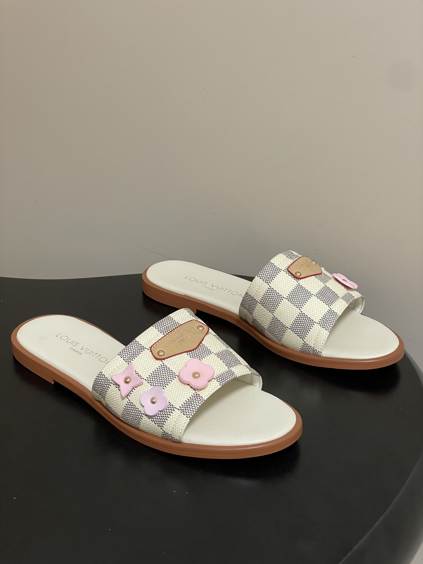 26ss夏季新款 LOUIS VUITTON 路易威登 Lv L经典棋盘格樱花平底一字带凉拖鞋 小猫跟凉