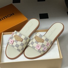 26ss夏季新款 LOUIS VUITTON 路易威登 Lv L经典棋盘格樱花平底一字带凉拖鞋 小猫跟凉 26ss夏季新款 LOUIS VUITTON 路易威登 Lv L经典棋盘格樱花平底一字带凉拖鞋 小猫跟凉