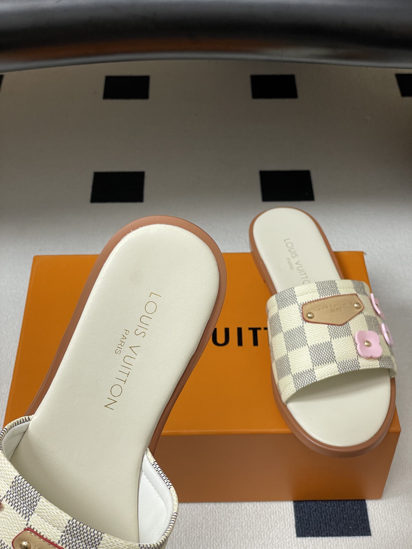 26ss夏季新款 LOUIS VUITTON 路易威登 Lv L经典棋盘格樱花平底一字带凉拖鞋 小猫跟凉 26ss夏季新款 LOUIS VUITTON 路易威登 Lv L经典棋盘格樱花平底一字带凉拖鞋 小猫跟凉
