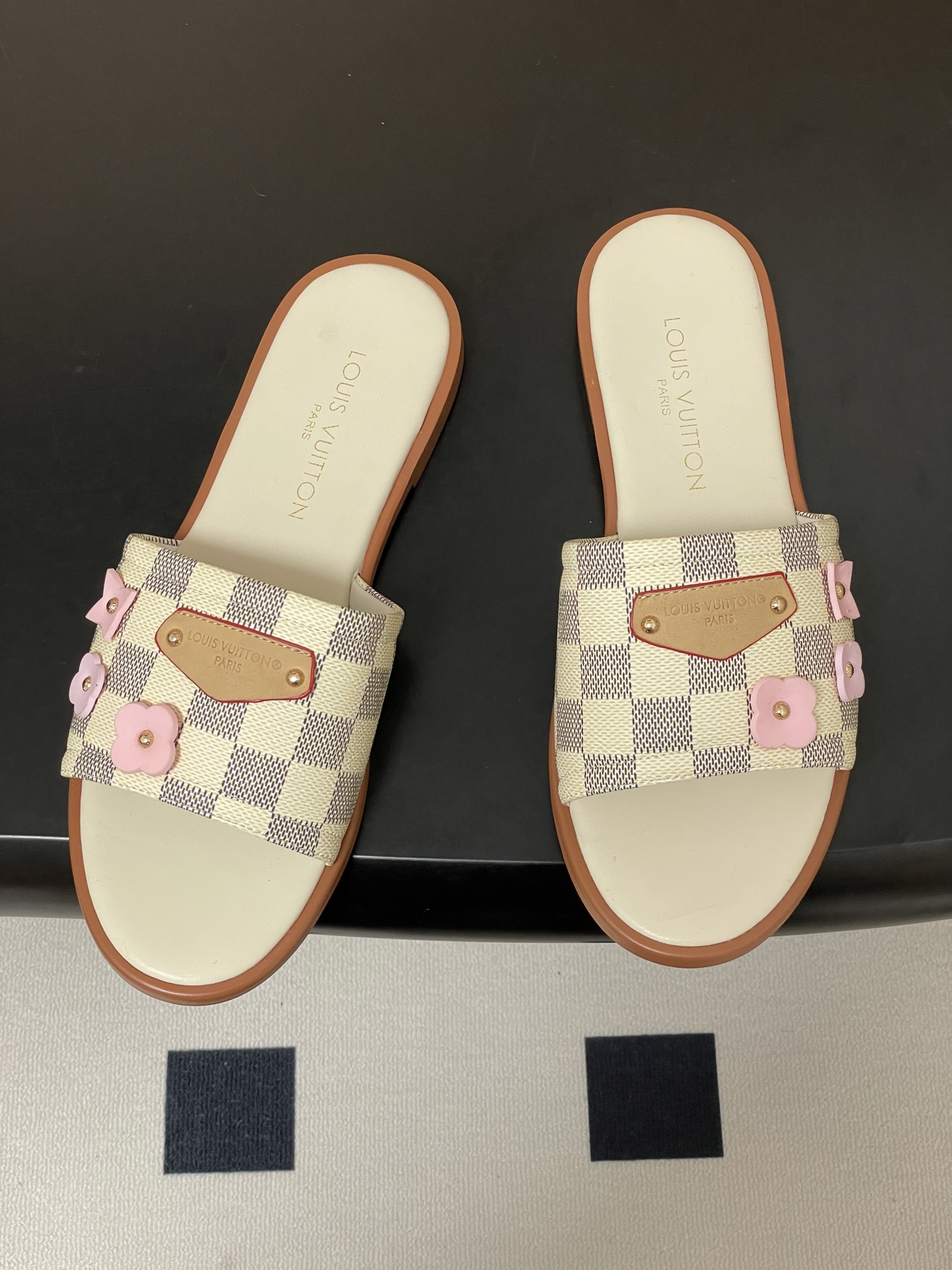 26ss夏季新款 LOUIS VUITTON 路易威登 Lv L经典棋盘格樱花平底一字带凉拖鞋 小猫跟凉 26ss夏季新款 LOUIS VUITTON 路易威登 Lv L经典棋盘格樱花平底一字带凉拖鞋 小猫跟凉