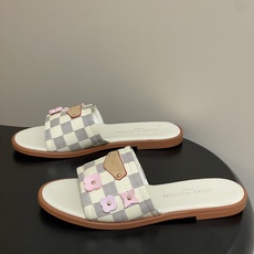 26ss夏季新款 LOUIS VUITTON 路易威登 Lv L经典棋盘格樱花平底一字带凉拖鞋 小猫跟凉 26ss夏季新款 LOUIS VUITTON 路易威登 Lv L经典棋盘格樱花平底一字带凉拖鞋 小猫跟凉