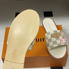 26ss夏季新款 LOUIS VUITTON 路易威登 Lv L经典棋盘格樱花平底一字带凉拖鞋 小猫跟凉 26ss夏季新款 LOUIS VUITTON 路易威登 Lv L经典棋盘格樱花平底一字带凉拖鞋 小猫跟凉