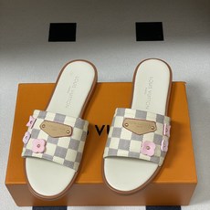 26ss夏季新款 LOUIS VUITTON 路易威登 Lv L经典棋盘格樱花平底一字带凉拖鞋 小猫跟凉 26ss夏季新款 LOUIS VUITTON 路易威登 Lv L经典棋盘格樱花平底一字带凉拖鞋 小猫跟凉