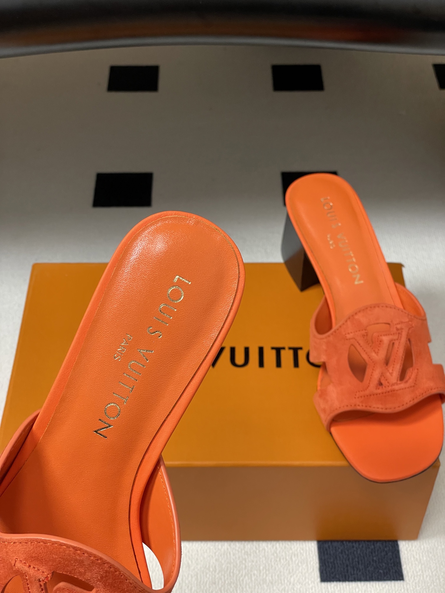 经典款Louis vuitteon路易威登 Lv Isola凉拖鞋系列经典字母logo大扣一字带粗跟拖鞋 经典款Louis vuitteon路易威登 Lv Isola凉拖鞋系列经典字母logo大扣一字带粗跟拖鞋