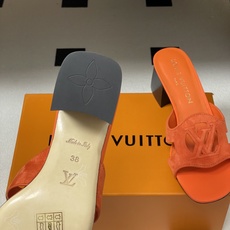 经典款Louis vuitteon路易威登 Lv Isola凉拖鞋系列经典字母logo大扣一字带粗跟拖鞋 经典款Louis vuitteon路易威登 Lv Isola凉拖鞋系列经典字母logo大扣一字带粗跟拖鞋