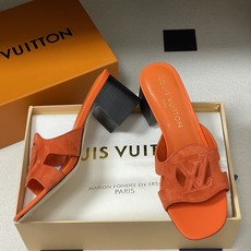 经典款Louis vuitteon路易威登 Lv Isola凉拖鞋系列经典字母logo大扣一字带粗跟拖鞋 经典款Louis vuitteon路易威登 Lv Isola凉拖鞋系列经典字母logo大扣一字带粗跟拖鞋