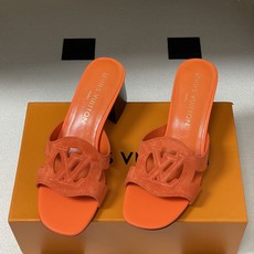 经典款Louis vuitteon路易威登 Lv Isola凉拖鞋系列经典字母logo大扣一字带粗跟拖鞋 经典款Louis vuitteon路易威登 Lv Isola凉拖鞋系列经典字母logo大扣一字带粗跟拖鞋