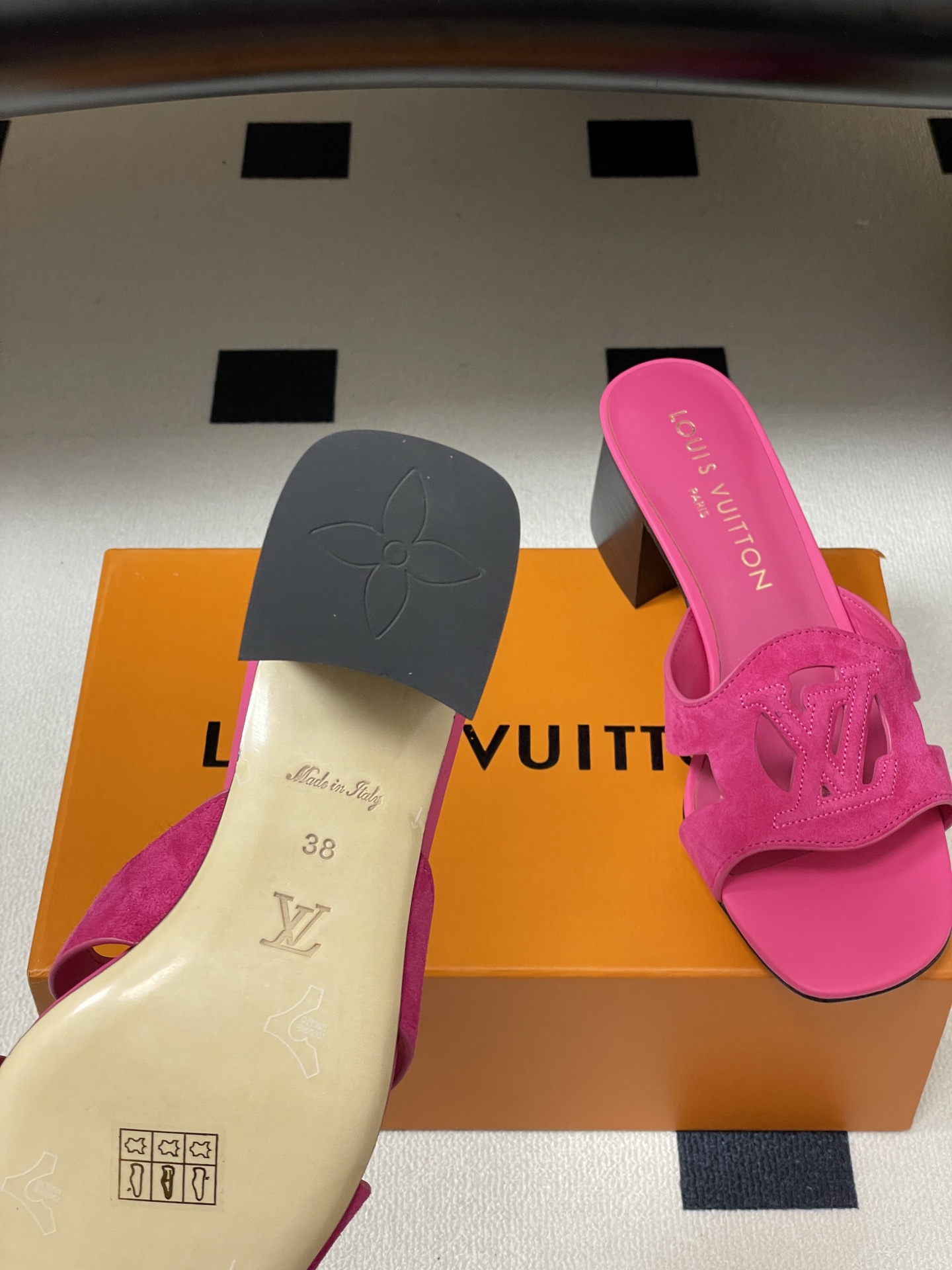 经典款Louis vuitteon路易威登 Lv Isola凉拖鞋系列经典字母logo大扣一字带粗跟拖鞋 经典款Louis vuitteon路易威登 Lv Isola凉拖鞋系列经典字母logo大扣一字带粗跟拖鞋
