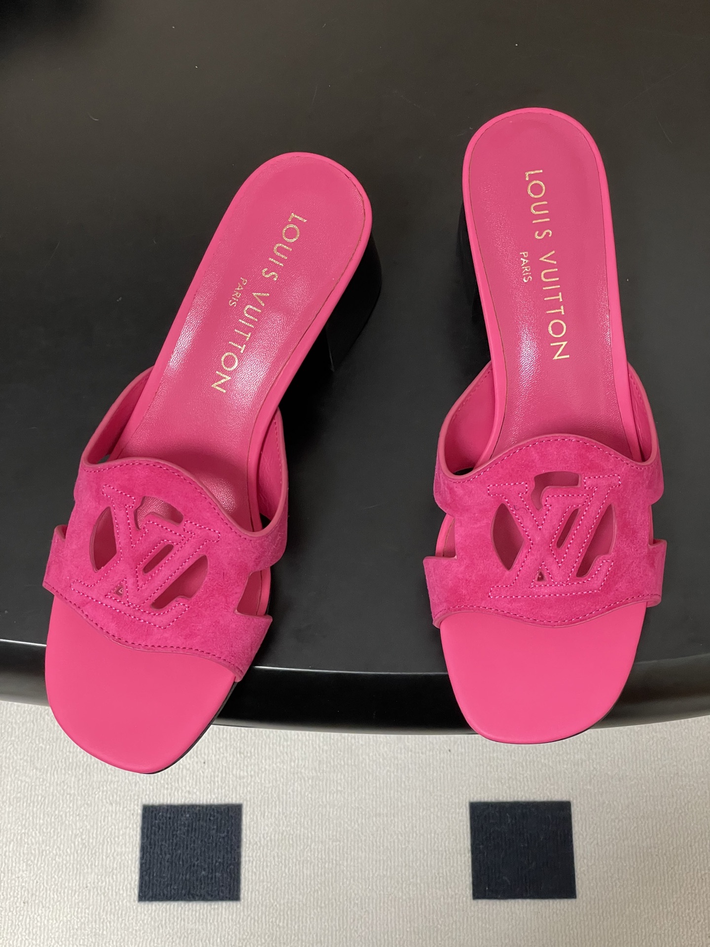 经典款Louis vuitteon路易威登 Lv Isola凉拖鞋系列经典字母logo大扣一字带粗跟拖鞋 经典款Louis vuitteon路易威登 Lv Isola凉拖鞋系列经典字母logo大扣一字带粗跟拖鞋