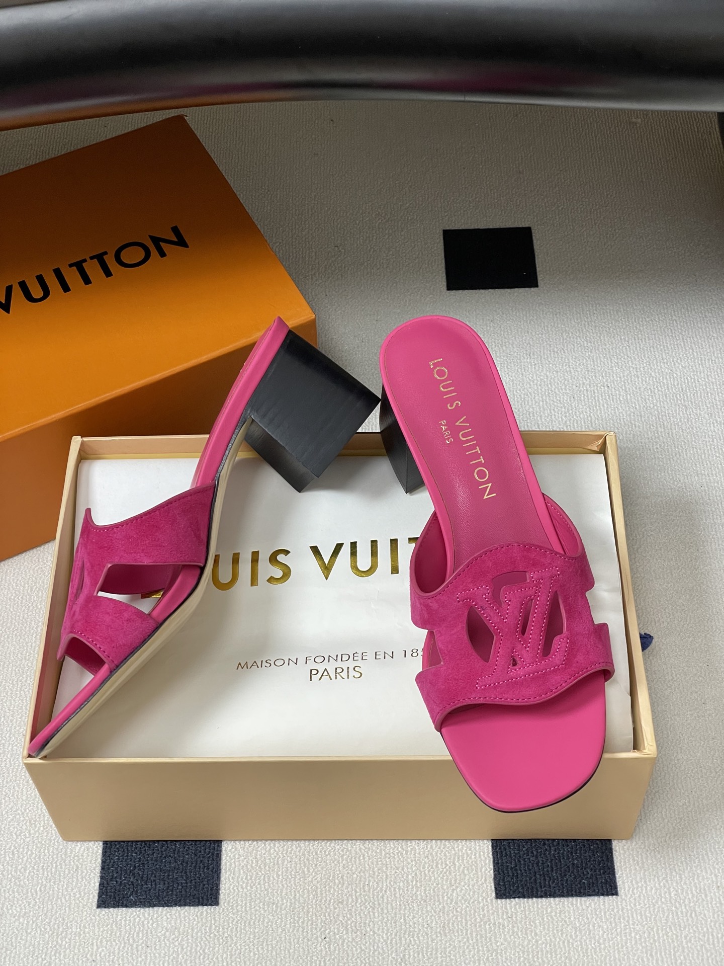 经典款Louis vuitteon路易威登 Lv Isola凉拖鞋系列经典字母logo大扣一字带粗跟拖鞋 经典款Louis vuitteon路易威登 Lv Isola凉拖鞋系列经典字母logo大扣一字带粗跟拖鞋