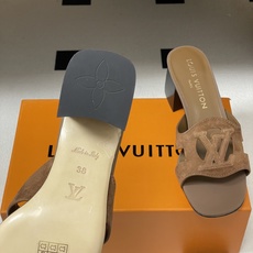 经典款Louis vuitteon路易威登 Lv Isola凉拖鞋系列经典字母logo大扣一字带粗跟拖鞋 经典款Louis vuitteon路易威登 Lv Isola凉拖鞋系列经典字母logo大扣一字带粗跟拖鞋