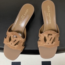 经典款Louis vuitteon路易威登 Lv Isola凉拖鞋系列经典字母logo大扣一字带粗跟拖鞋 经典款Louis vuitteon路易威登 Lv Isola凉拖鞋系列经典字母logo大扣一字带粗跟拖鞋