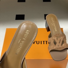 经典款Louis vuitteon路易威登 Lv Isola凉拖鞋系列经典字母logo大扣一字带粗跟拖鞋 经典款Louis vuitteon路易威登 Lv Isola凉拖鞋系列经典字母logo大扣一字带粗跟拖鞋