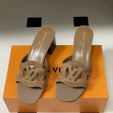 经典款Louis vuitteon路易威登 Lv Isola凉拖鞋系列经典字母logo大扣一字带粗跟拖鞋 经典款Louis vuitteon路易威登 Lv Isola凉拖鞋系列经典字母logo大扣一字带粗跟拖鞋