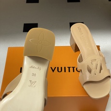 经典款Louis vuitteon路易威登 Lv Isola凉拖鞋系列经典字母logo大扣一字带粗跟拖鞋 经典款Louis vuitteon路易威登 Lv Isola凉拖鞋系列经典字母logo大扣一字带粗跟拖鞋