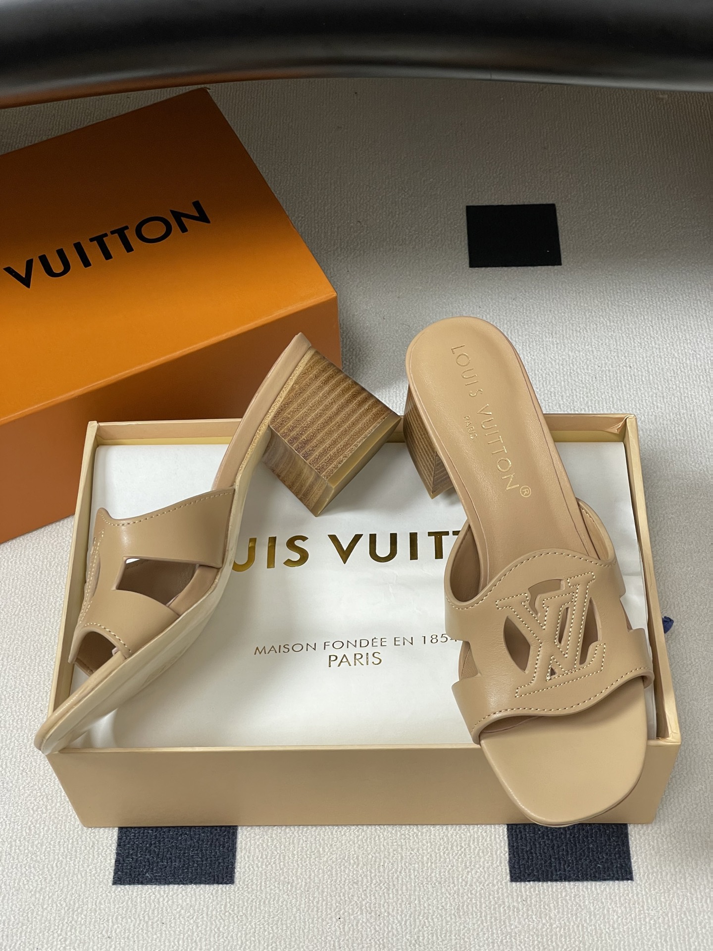 经典款Louis vuitteon路易威登 Lv Isola凉拖鞋系列经典字母logo大扣一字带粗跟拖鞋 经典款Louis vuitteon路易威登 Lv Isola凉拖鞋系列经典字母logo大扣一字带粗跟拖鞋