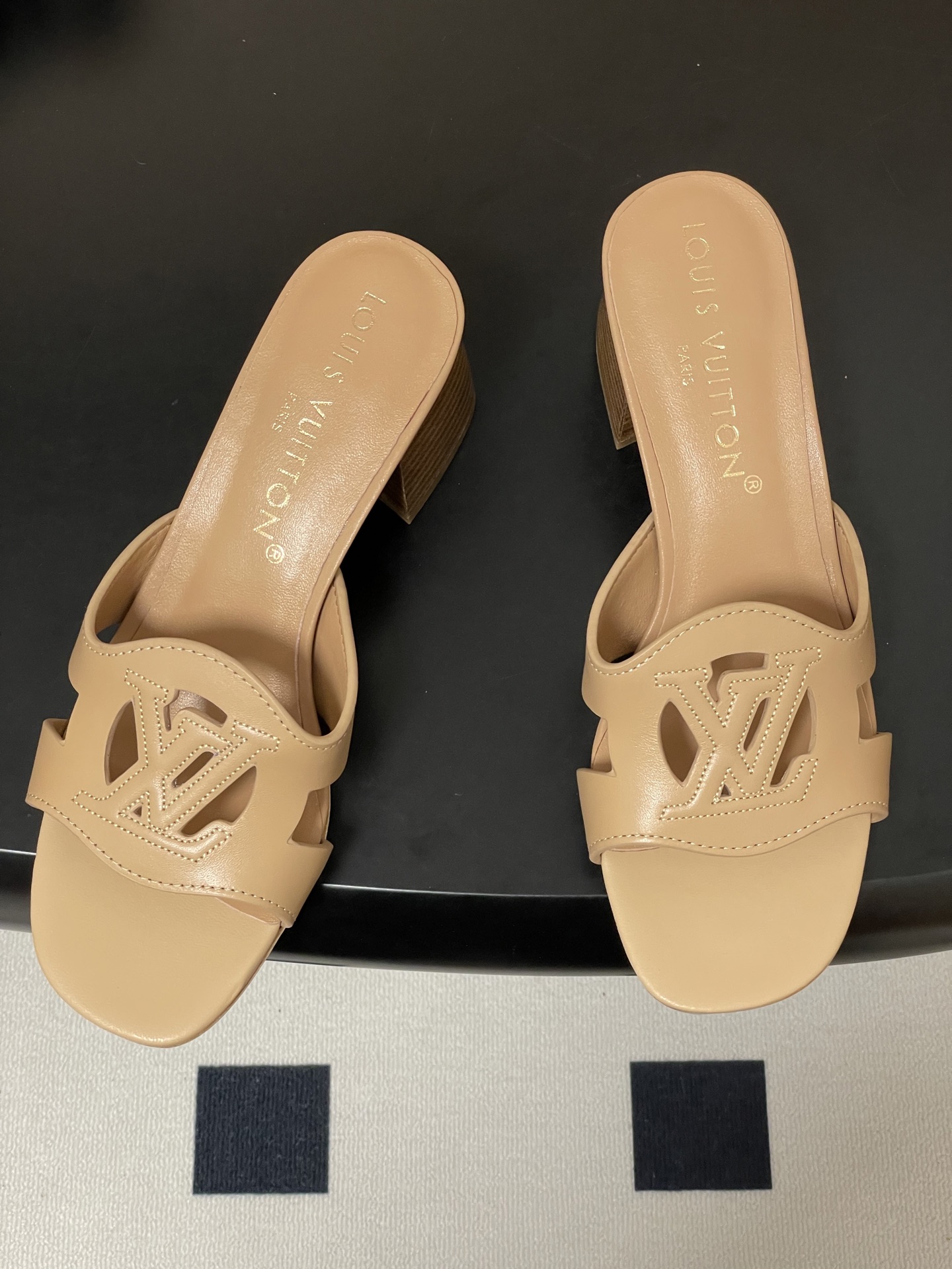 经典款Louis vuitteon路易威登 Lv Isola凉拖鞋系列经典字母logo大扣一字带粗跟拖鞋 经典款Louis vuitteon路易威登 Lv Isola凉拖鞋系列经典字母logo大扣一字带粗跟拖鞋