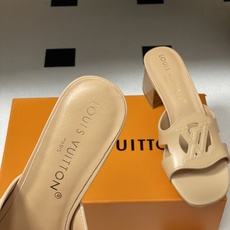 经典款Louis vuitteon路易威登 Lv Isola凉拖鞋系列经典字母logo大扣一字带粗跟拖鞋 经典款Louis vuitteon路易威登 Lv Isola凉拖鞋系列经典字母logo大扣一字带粗跟拖鞋