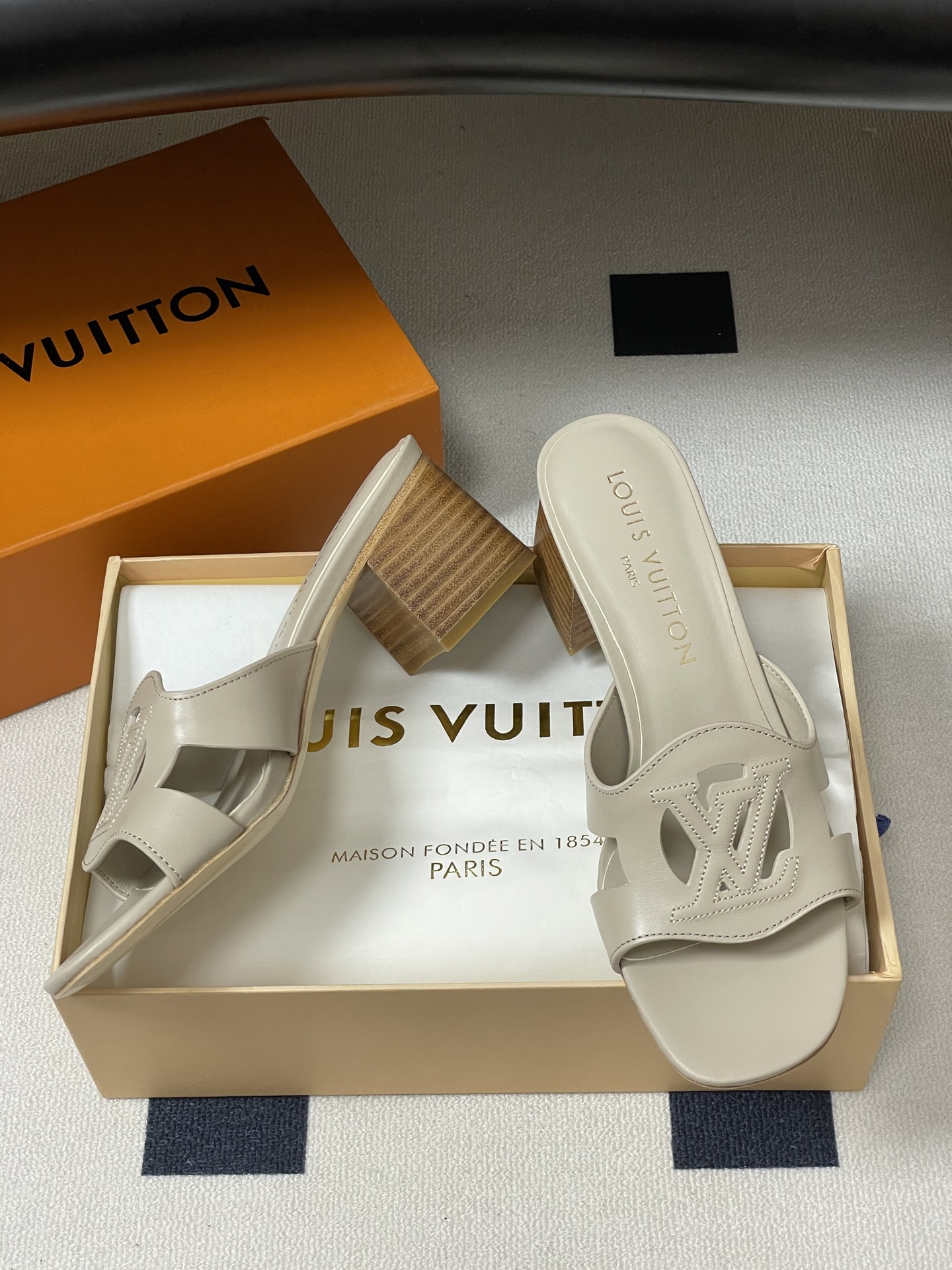 经典款Louis vuitteon路易威登 Lv Isola凉拖鞋系列经典字母logo大扣一字带粗跟拖鞋 经典款Louis vuitteon路易威登 Lv Isola凉拖鞋系列经典字母logo大扣一字带粗跟拖鞋