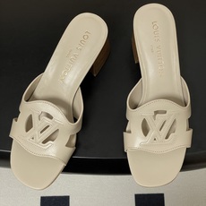 经典款Louis vuitteon路易威登 Lv Isola凉拖鞋系列经典字母logo大扣一字带粗跟拖鞋 经典款Louis vuitteon路易威登 Lv Isola凉拖鞋系列经典字母logo大扣一字带粗跟拖鞋