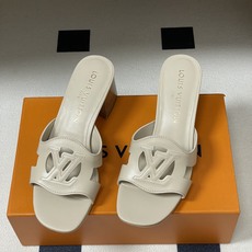 经典款Louis vuitteon路易威登 Lv Isola凉拖鞋系列经典字母logo大扣一字带粗跟拖鞋 经典款Louis vuitteon路易威登 Lv Isola凉拖鞋系列经典字母logo大扣一字带粗跟拖鞋