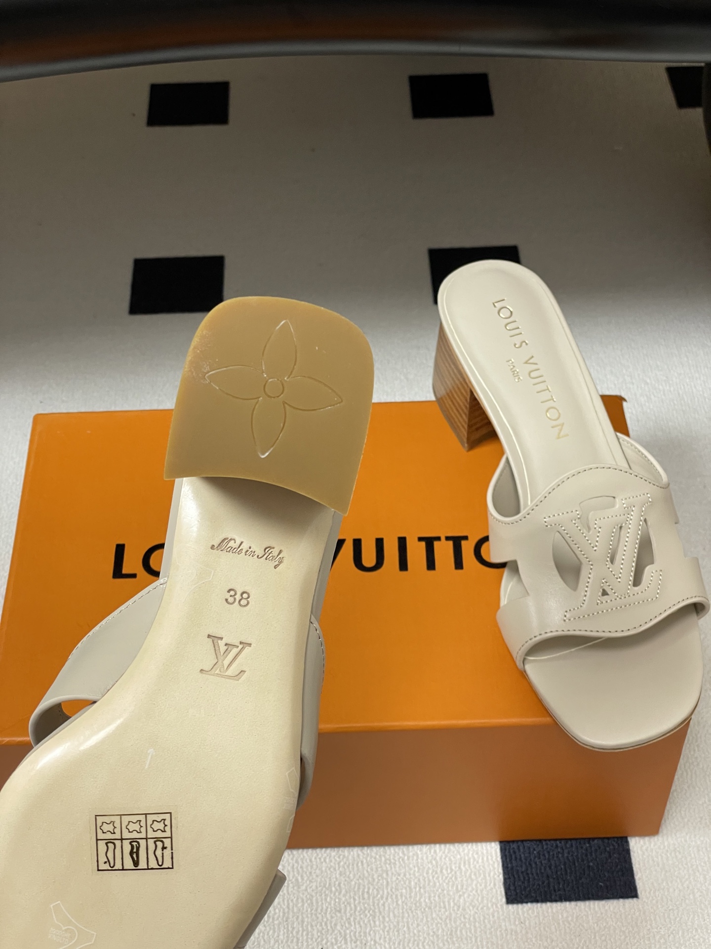 经典款Louis vuitteon路易威登 Lv Isola凉拖鞋系列经典字母logo大扣一字带粗跟拖鞋 经典款Louis vuitteon路易威登 Lv Isola凉拖鞋系列经典字母logo大扣一字带粗跟拖鞋