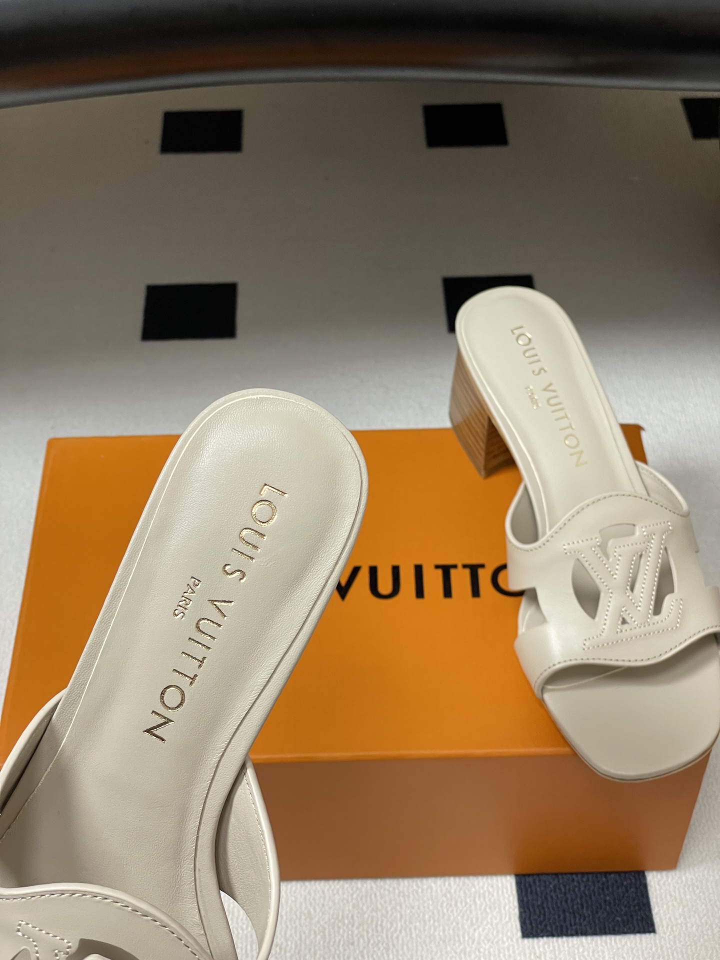 经典款Louis vuitteon路易威登 Lv Isola凉拖鞋系列经典字母logo大扣一字带粗跟拖鞋 经典款Louis vuitteon路易威登 Lv Isola凉拖鞋系列经典字母logo大扣一字带粗跟拖鞋