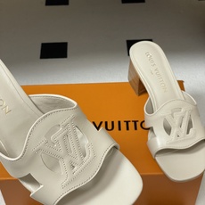 经典款Louis vuitteon路易威登 Lv Isola凉拖鞋系列经典字母logo大扣一字带粗跟拖鞋 经典款Louis vuitteon路易威登 Lv Isola凉拖鞋系列经典字母logo大扣一字带粗跟拖鞋