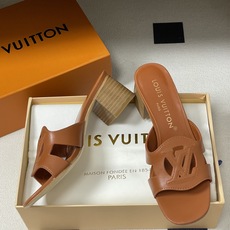 经典款Louis vuitteon路易威登 Lv Isola凉拖鞋系列经典字母logo大扣一字带粗跟拖鞋 经典款Louis vuitteon路易威登 Lv Isola凉拖鞋系列经典字母logo大扣一字带粗跟拖鞋