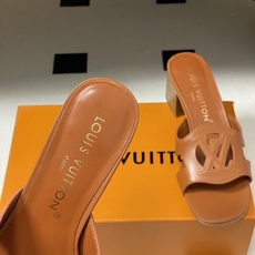 经典款Louis vuitteon路易威登 Lv Isola凉拖鞋系列经典字母logo大扣一字带粗跟拖鞋 经典款Louis vuitteon路易威登 Lv Isola凉拖鞋系列经典字母logo大扣一字带粗跟拖鞋