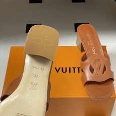 经典款Louis vuitteon路易威登 Lv Isola凉拖鞋系列经典字母logo大扣一字带粗跟拖鞋 经典款Louis vuitteon路易威登 Lv Isola凉拖鞋系列经典字母logo大扣一字带粗跟拖鞋