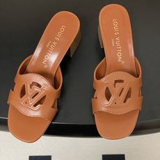 经典款Louis vuitteon路易威登 Lv Isola凉拖鞋系列经典字母logo大扣一字带粗跟拖鞋 经典款Louis vuitteon路易威登 Lv Isola凉拖鞋系列经典字母logo大扣一字带粗跟拖鞋