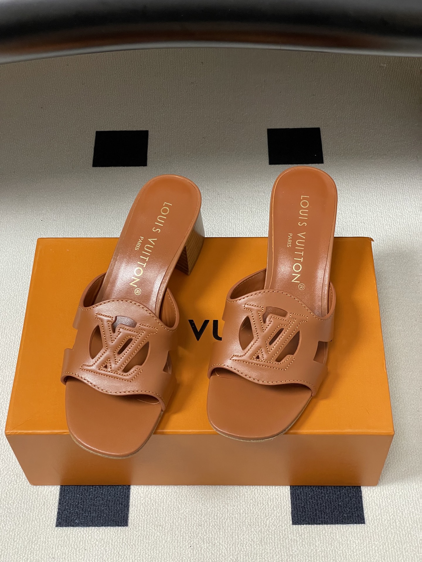 经典款Louis vuitteon路易威登 Lv Isola凉拖鞋系列经典字母logo大扣一字带粗跟拖鞋 经典款Louis vuitteon路易威登 Lv Isola凉拖鞋系列经典字母logo大扣一字带粗跟拖鞋