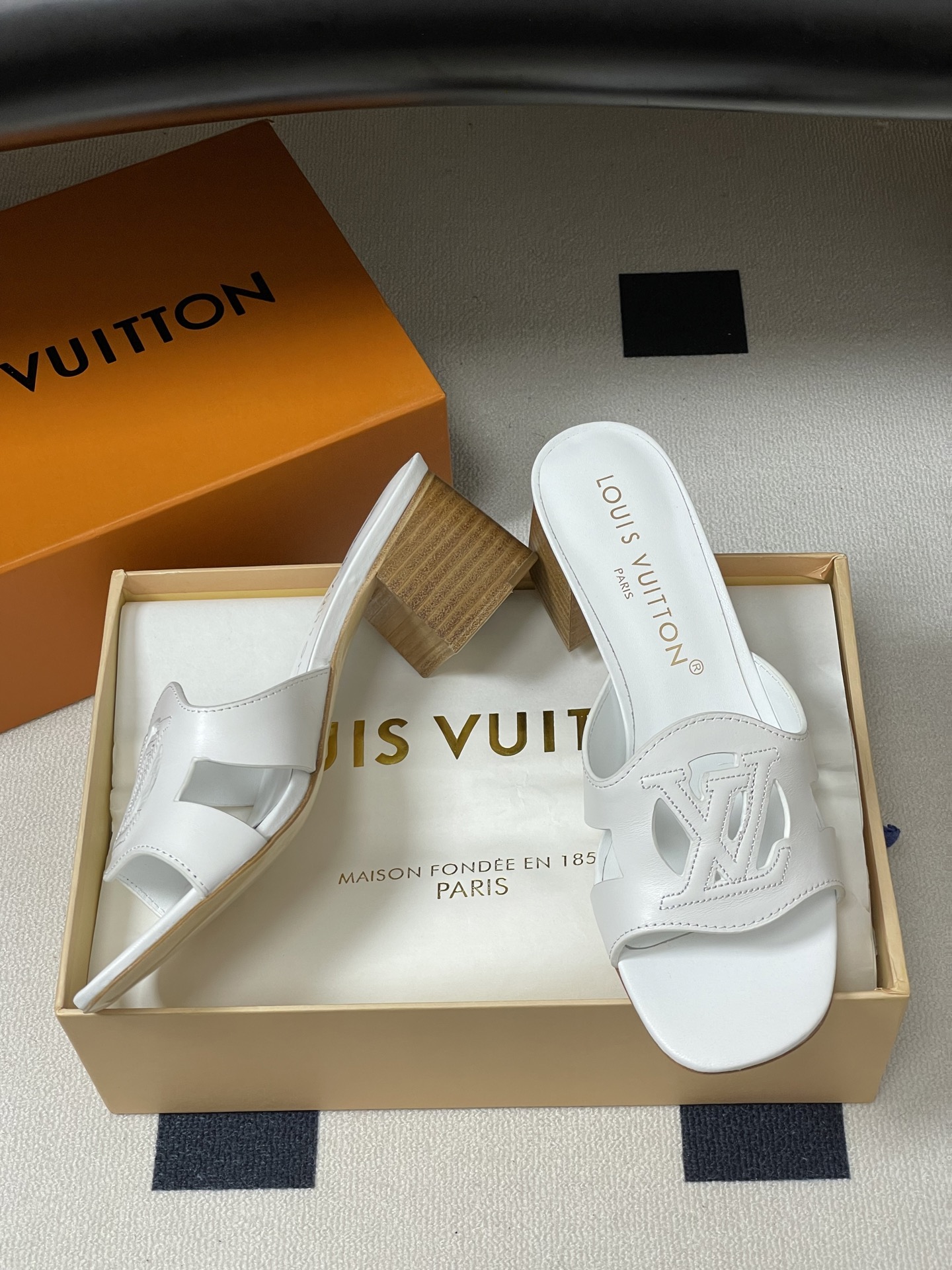 经典款Louis vuitteon路易威登 Lv Isola凉拖鞋系列经典字母logo大扣一字带粗跟拖鞋 经典款Louis vuitteon路易威登 Lv Isola凉拖鞋系列经典字母logo大扣一字带粗跟拖鞋