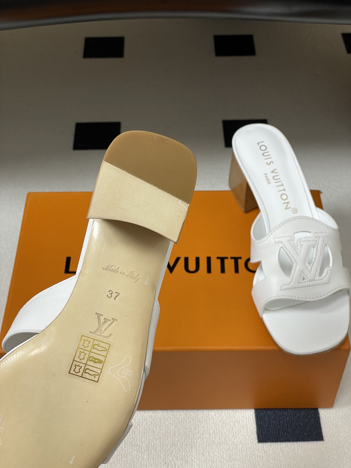 经典款Louis vuitteon路易威登 Lv Isola凉拖鞋系列经典字母logo大扣一字带粗跟拖鞋 经典款Louis vuitteon路易威登 Lv Isola凉拖鞋系列经典字母logo大扣一字带粗跟拖鞋