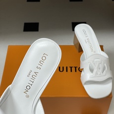 经典款Louis vuitteon路易威登 Lv Isola凉拖鞋系列经典字母logo大扣一字带粗跟拖鞋 经典款Louis vuitteon路易威登 Lv Isola凉拖鞋系列经典字母logo大扣一字带粗跟拖鞋