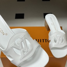 经典款Louis vuitteon路易威登 Lv Isola凉拖鞋系列经典字母logo大扣一字带粗跟拖鞋 经典款Louis vuitteon路易威登 Lv Isola凉拖鞋系列经典字母logo大扣一字带粗跟拖鞋