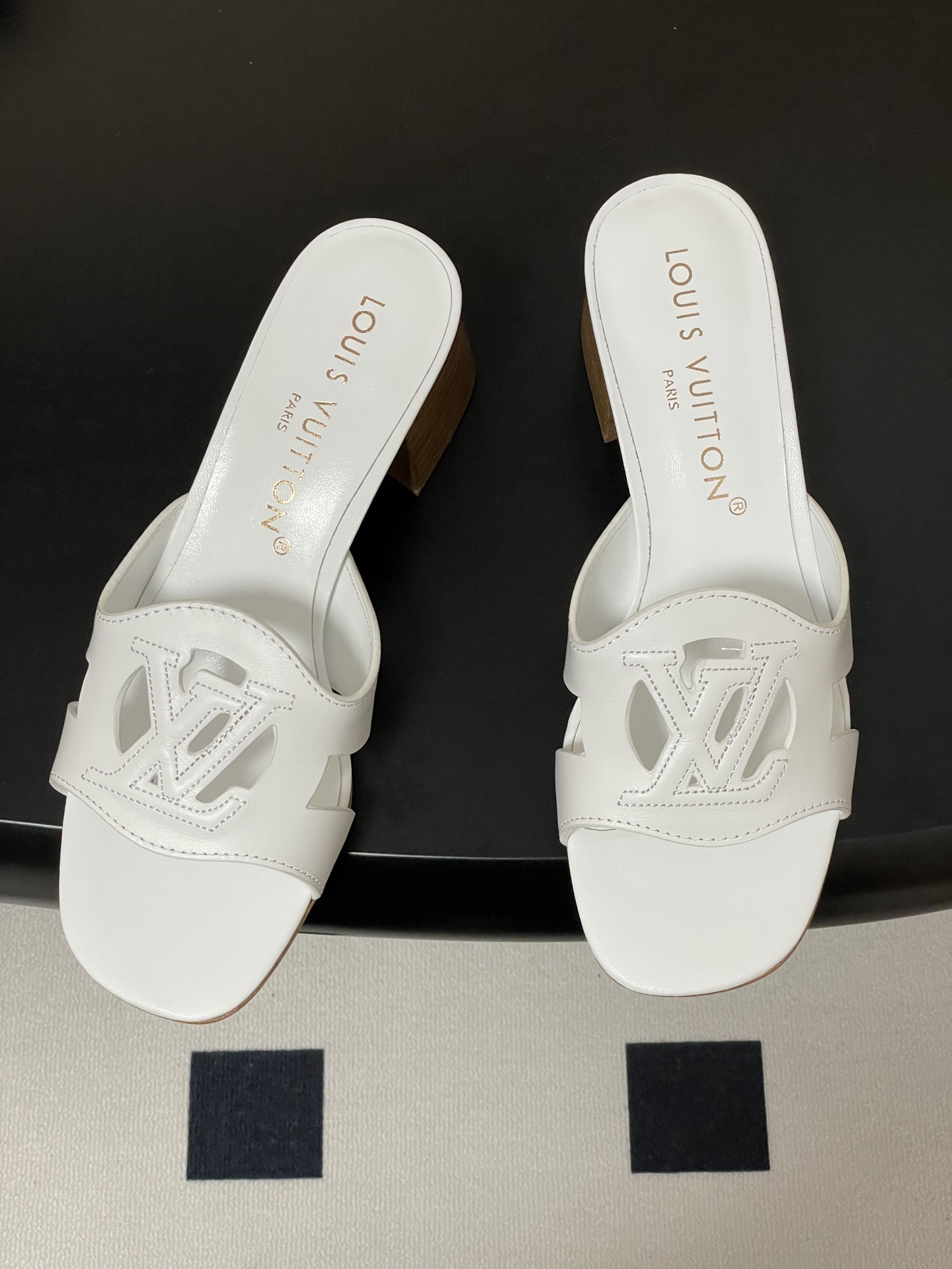 经典款Louis vuitteon路易威登 Lv Isola凉拖鞋系列经典字母logo大扣一字带粗跟拖鞋 经典款Louis vuitteon路易威登 Lv Isola凉拖鞋系列经典字母logo大扣一字带粗跟拖鞋