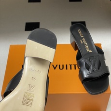 经典款Louis vuitteon路易威登 Lv Isola凉拖鞋系列经典字母logo大扣一字带粗跟拖鞋 经典款Louis vuitteon路易威登 Lv Isola凉拖鞋系列经典字母logo大扣一字带粗跟拖鞋