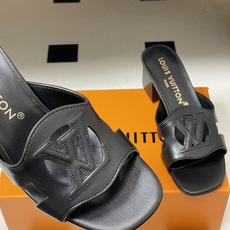 经典款Louis vuitteon路易威登 Lv Isola凉拖鞋系列经典字母logo大扣一字带粗跟拖鞋 经典款Louis vuitteon路易威登 Lv Isola凉拖鞋系列经典字母logo大扣一字带粗跟拖鞋