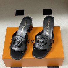 经典款Louis vuitteon路易威登 Lv Isola凉拖鞋系列经典字母logo大扣一字带粗跟拖鞋 经典款Louis vuitteon路易威登 Lv Isola凉拖鞋系列经典字母logo大扣一字带粗跟拖鞋