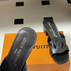 经典款Louis vuitteon路易威登 Lv Isola凉拖鞋系列经典字母logo大扣一字带粗跟拖鞋 经典款Louis vuitteon路易威登 Lv Isola凉拖鞋系列经典字母logo大扣一字带粗跟拖鞋
