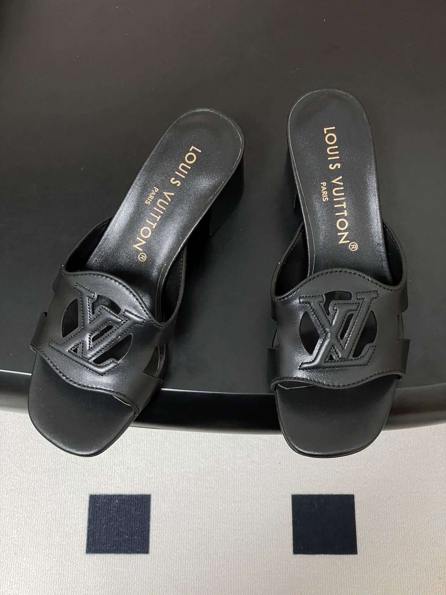 经典款Louis vuitteon路易威登 Lv Isola凉拖鞋系列经典字母logo大扣一字带粗跟拖鞋 经典款Louis vuitteon路易威登 Lv Isola凉拖鞋系列经典字母logo大扣一字带粗跟拖鞋