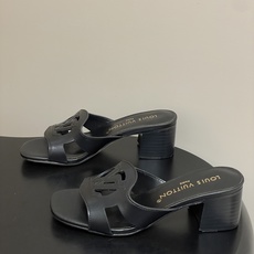 经典款Louis vuitteon路易威登 Lv Isola凉拖鞋系列经典字母logo大扣一字带粗跟拖鞋 经典款Louis vuitteon路易威登 Lv Isola凉拖鞋系列经典字母logo大扣一字带粗跟拖鞋