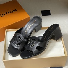 经典款Louis vuitteon路易威登 Lv Isola凉拖鞋系列经典字母logo大扣一字带粗跟拖鞋 经典款Louis vuitteon路易威登 Lv Isola凉拖鞋系列经典字母logo大扣一字带粗跟拖鞋