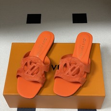 经典款Louis vuitteon路易威登 Lv Isola凉拖鞋系列经典字母logo大扣一字带粗跟拖鞋 经典款Louis vuitteon路易威登 Lv Isola凉拖鞋系列经典字母logo大扣一字带粗跟拖鞋