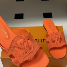 经典款Louis vuitteon路易威登 Lv Isola凉拖鞋系列经典字母logo大扣一字带粗跟拖鞋 经典款Louis vuitteon路易威登 Lv Isola凉拖鞋系列经典字母logo大扣一字带粗跟拖鞋