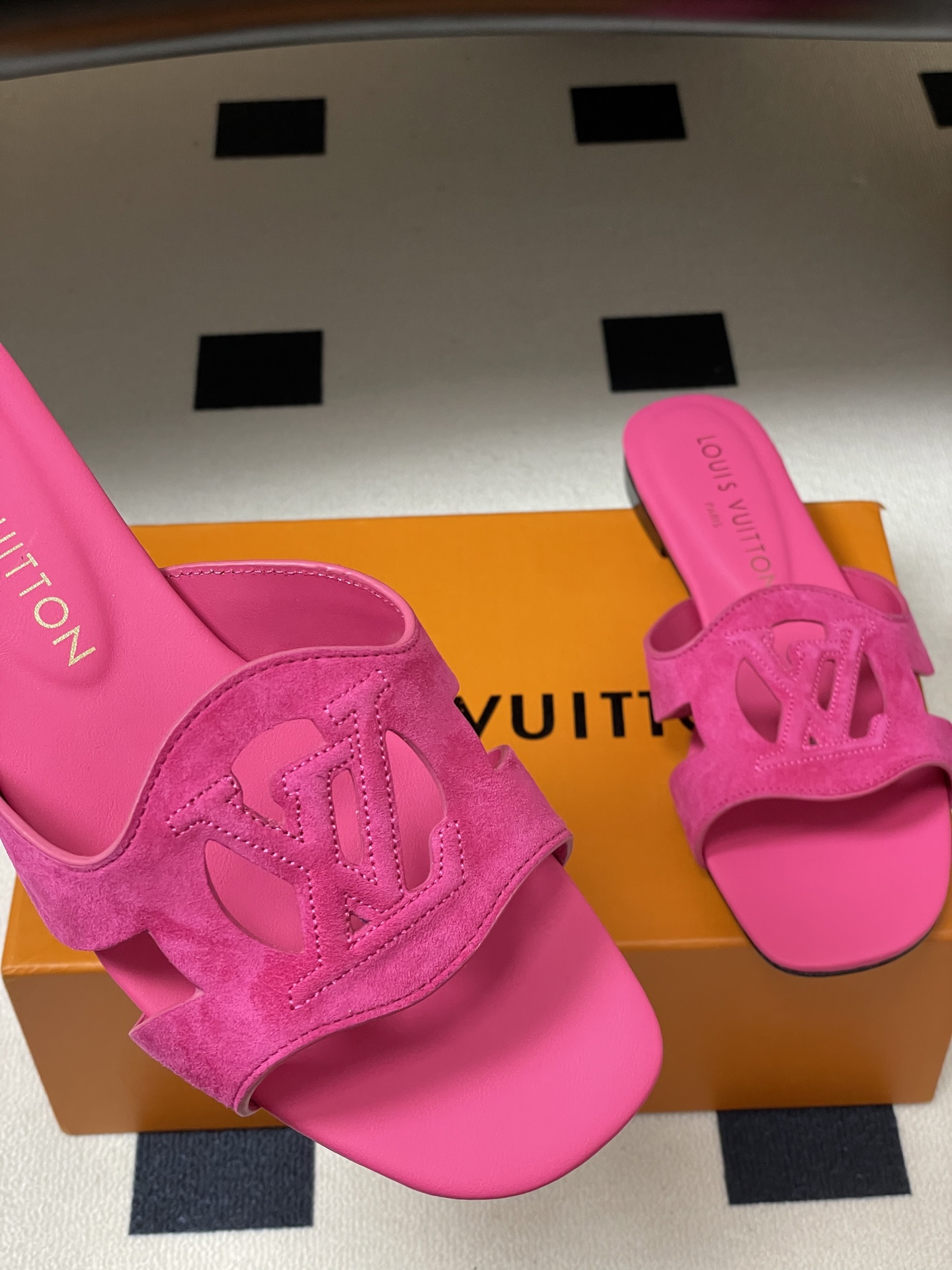 经典款Louis vuitteon路易威登 Lv Isola凉拖鞋系列经典字母logo大扣一字带粗跟拖鞋 经典款Louis vuitteon路易威登 Lv Isola凉拖鞋系列经典字母logo大扣一字带粗跟拖鞋