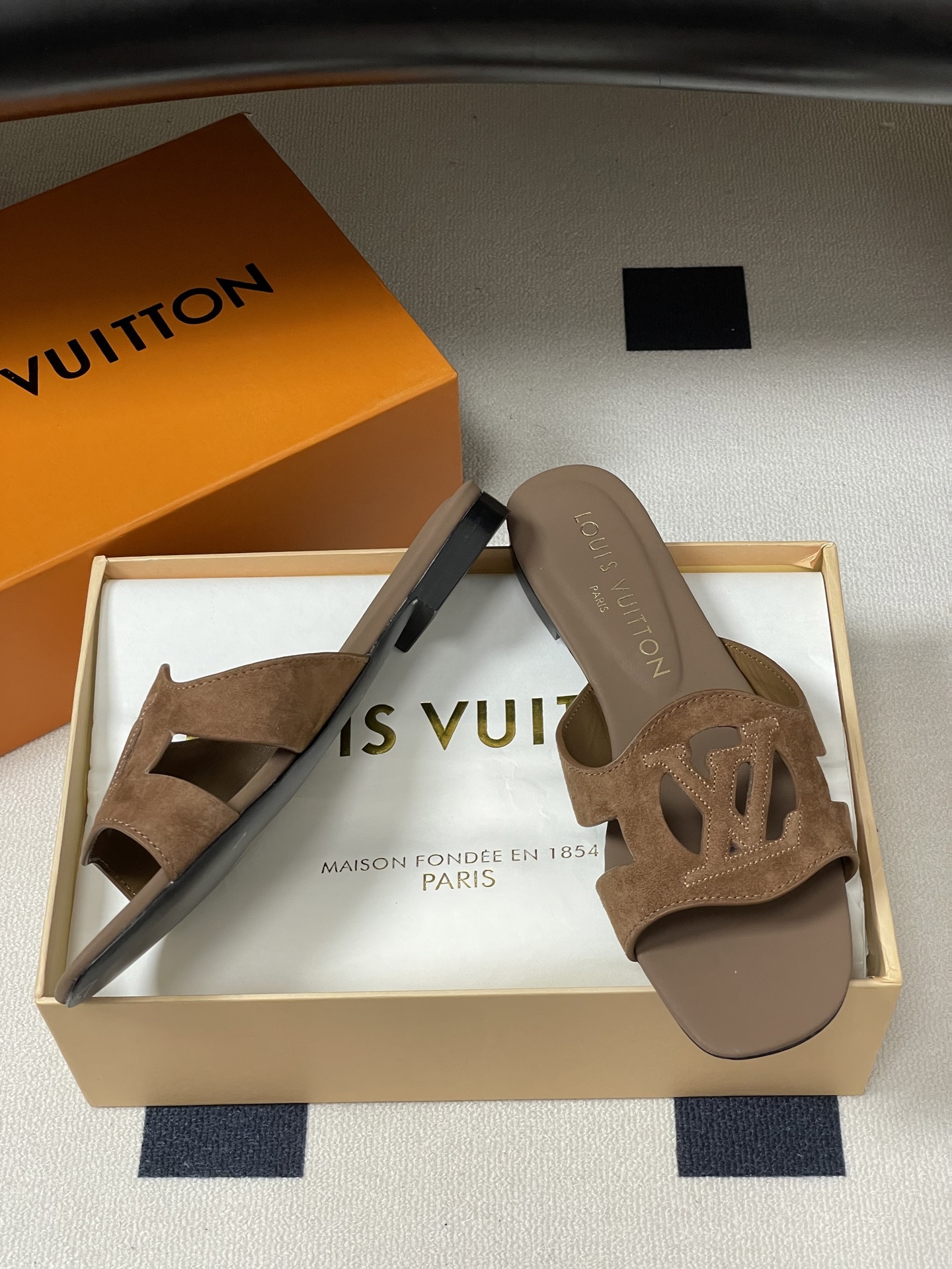 经典款Louis vuitteon路易威登 Lv Isola凉拖鞋系列经典字母logo大扣一字带粗跟拖鞋 经典款Louis vuitteon路易威登 Lv Isola凉拖鞋系列经典字母logo大扣一字带粗跟拖鞋