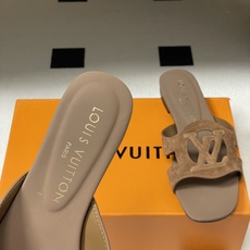 经典款Louis vuitteon路易威登 Lv Isola凉拖鞋系列经典字母logo大扣一字带粗跟拖鞋 经典款Louis vuitteon路易威登 Lv Isola凉拖鞋系列经典字母logo大扣一字带粗跟拖鞋